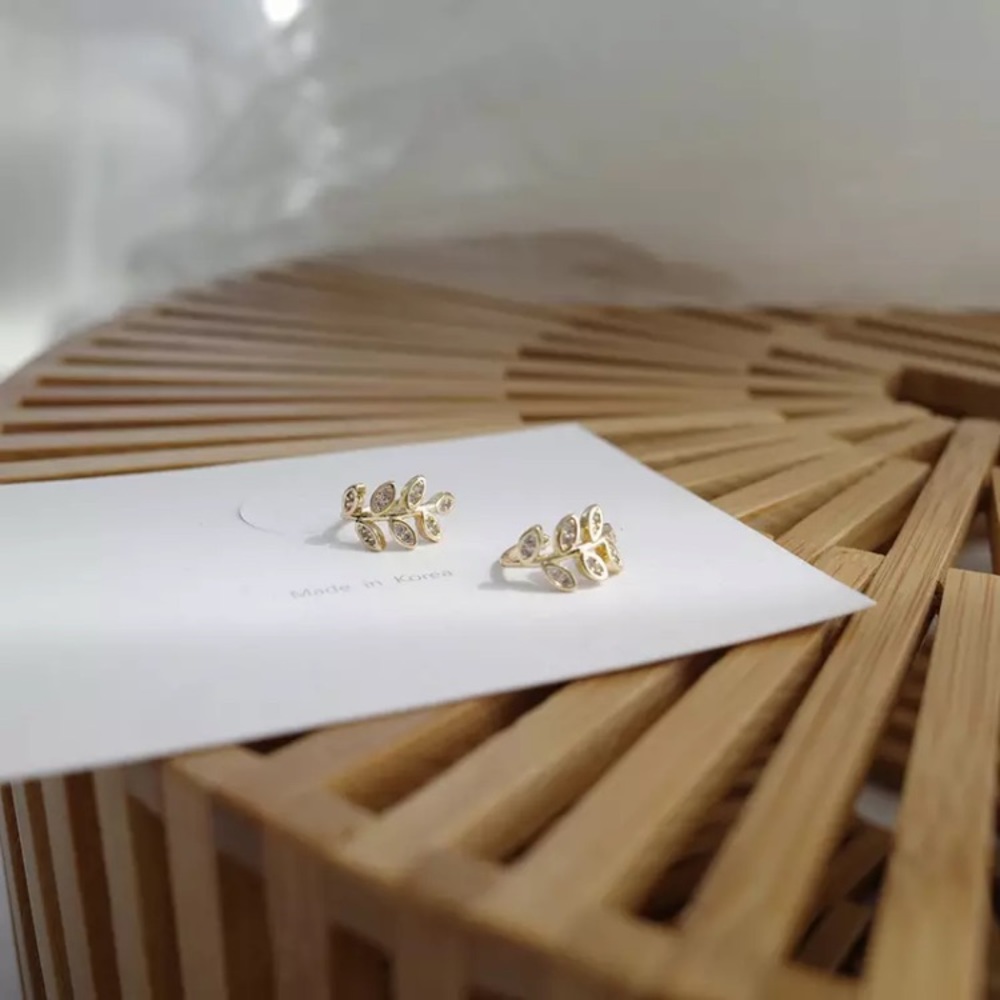 “Nature Dweller” Leaf Diamond No Pierce Ear Cuff - Picture 2 of 7